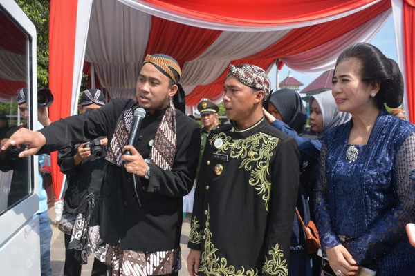 Bupati Batang, Wihaji (tengah), saat menyimak pemaparan aplikasi Batang Smart Region, Kabupaten Batang, Jateng, Senin (8/4). (Foto: Pemkab Batang)