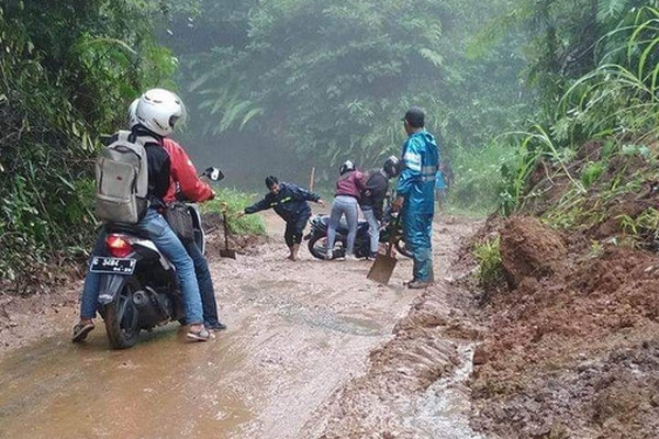 Pengendara motor tergelincir kala melintasi Jalan Sibelis, Kabupaten Pekalongan, Jateng, yang tertutupi material longsor, Sabtu (2/2). (Foto: Instagram/@info_pekalongan_raya)