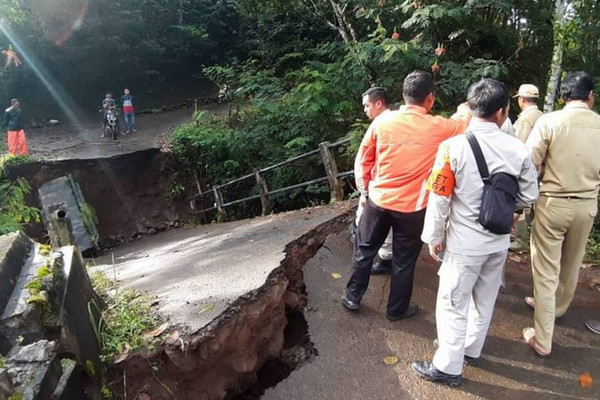 Kondisi Jembatan Sungai Sekrincing di Kecamatan Tretep, Kabupaten Temanggung, Jateng, yang ambrol, Senin (8/4). (Foto: Facebook/BPBD Temanggung)