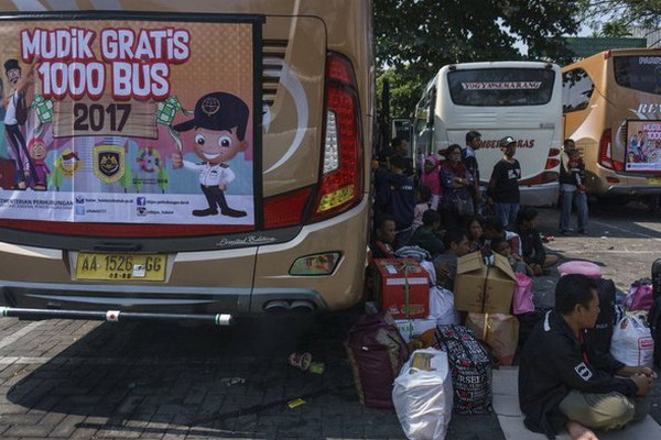 Ilustrasi pemudik menunggu masuk bus mudik gratis Kemenhub di Terminal Giwangan, DIY, Sabtu (1/7). (Foto: Antara Foto/Hendra Nurdiyansyah)