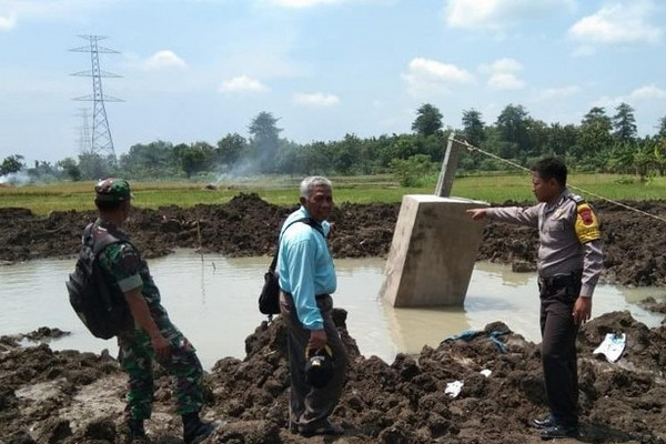 Kubangan galian sutet di Desa Glapan, Kecamatan Gubug, Kabupaten Grobogan, Jateng, yang menewaskan Aditya, Selasa (9/4). (Foto: Polsek Gubug)