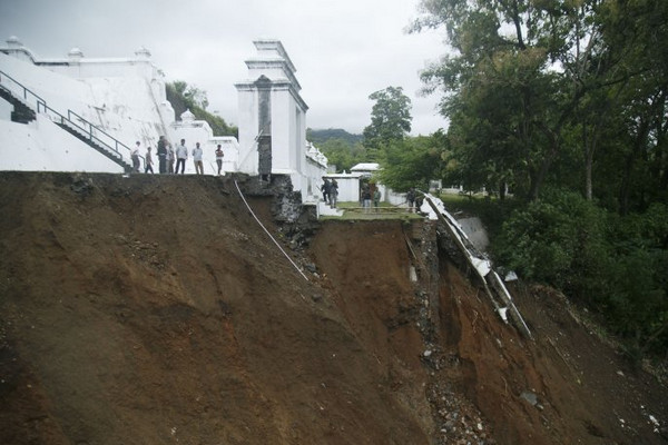 Sisi timur Kompleks Makam Raja Mataram, Kecamatan Imogiri, Kabupaten Bantul, DIY, terdampak longsor, Senin (18/3). (Foto: Antara Foto/Hendra Nurdiyansyah)