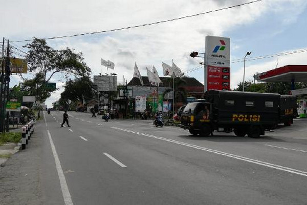 Ratusan personel kepolisian berjaga di area markas FPI, Jalan Yogya Wates, Kabupaten Sleman, DIY, usai Massa diduga simpatisan PDIP terlibat bentrok dengan kelompok lain, Minggu (7/4). (Foto: Tempo/Pribadi Wicaksono)