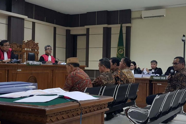 Ketua DPW PAN Jateng, Wahyu Kristianto (pegang mik), memberikan keterangan kala bersaksi di Pengadilan Tipikor Semarang, Jateng, Rabu (10/4). (Foto: Antara/IC Senjaya)