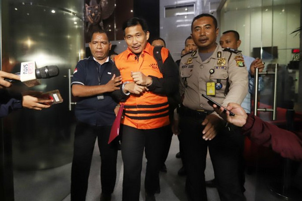 Bekas politikus Golkar sekaligus Anggota Komisi VI DPR, Bowo Sidik Pangarso (tengah), mengenakan rompi tahanan kala keluar Gedung Merah-Putih, Jakarta, Kamis (28/3). (Foto: Antara Foto/Reno Esnir)