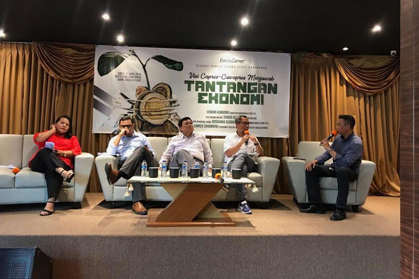 Direktur Kompol TKN, Usman Kansong (kedua kanan), saat menjadi pembicara dalam diskusi 'Visi Capres-Cawapres Menjawab Tantangan Ekonomi' di Jakarta, Kamis (11/4). (Foto: ist)