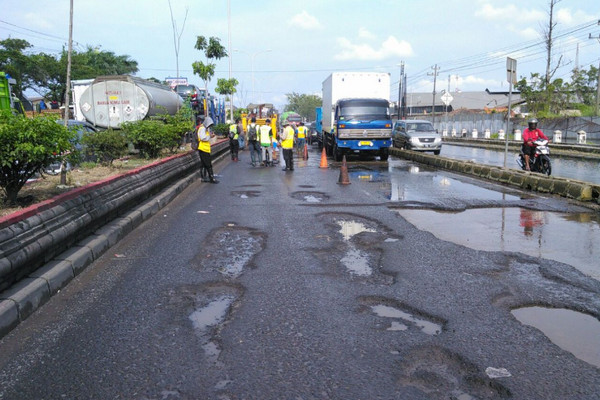 Ilustrasi jalan berlubang dan rusak usai banjir. (Foto: Twitter/@humasjateng)