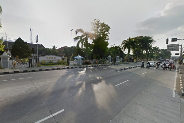 Kondisi lalu lintas di simpang tiga DPRD Kabupaten Bantang, pertemuan antara Jalan Letjend Suprapto dan Jalan Ungaran, Kabupaten Semarang, Jateng, Juli 2015. (Foto: Google Street View)