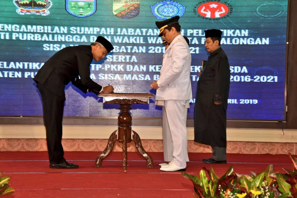 Gubernur Jateng, Ganjar Pranowo (kiri), menandatangani berkas pengangkatan Bupati Purbalingga, Dyah Hayuning Pratiwi, dan Wawali Pekalongan, Achmad Afzan Arslan Djunaid, di Kota Semarang, Jateng, Jumat (12/4). (Foto: Twitter/@kominfo_jtg)