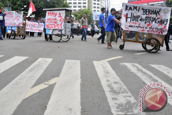 Aliansi Trotoar Menggugat (Atom) yang beranggotakan PKL melakukan unjuk rasa menolak Perda dan Perwal tentang Zonasi Berjualan di Bandung, Jabar, Rabu (16/1).(Foto: Antara Foto/Agus Bebeng)