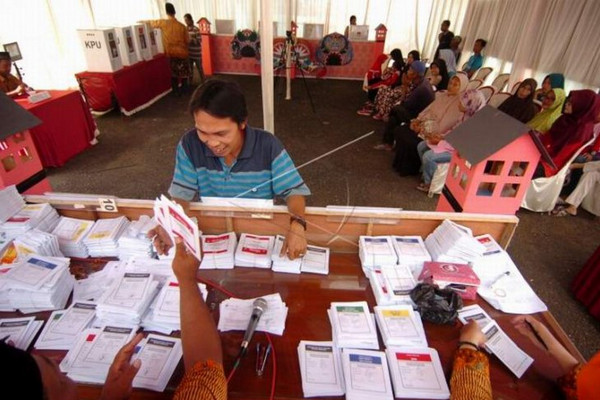 Petugas memberikan surat suara kepada warga kala simulasi Pemilu 2019 di Kelurahan Pesurungan Lor, Kota Tegal, Jateng, Sabtu (6/4). (Foto: Antara Foto/Oky Lukmansyah)