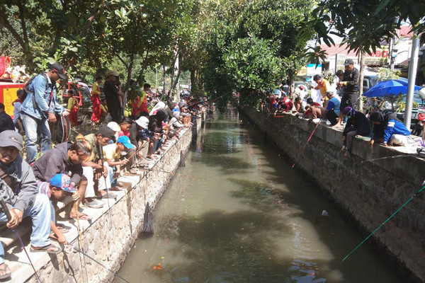 Para pemancing memancing ikan di Selokan Mataram, Kabupaten Sleman, DIY. (Foto: MI/Agus Utantoro)