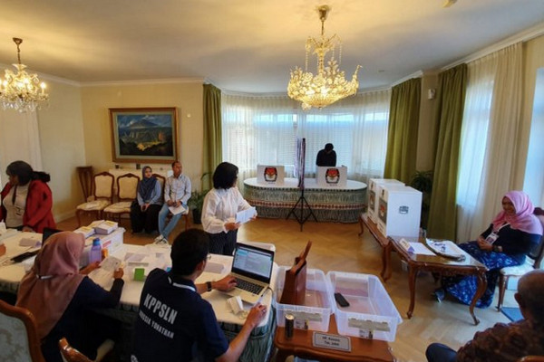 Prosesi pemungutan suara di KBRI Stockholm, Swedia, Sabtu (13/4). (Foto: Antara Foto/Handout)