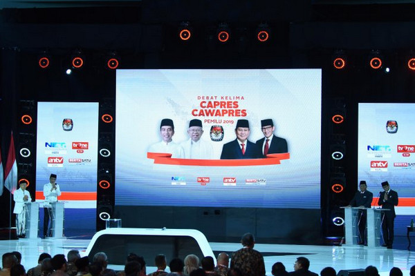 Kedua kontestan Pilpres 2019 saat debat pamungkas di Jakarta, Sabtu (13/4) malam. (Foto: Antara Foto/Wahyu Putro)