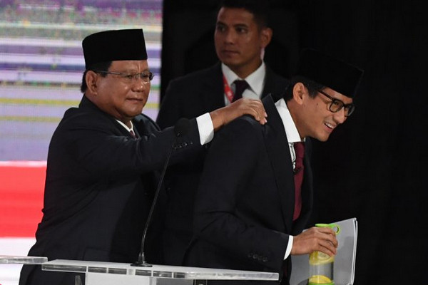 Capres nomor urut 02, Prabowo Subianto (kiri), memijat tandemnya, Sandiaga Uno, sela debat pamungkas Pilpres 2019 di Jakarta, Sabtu (13/4). (Foto: Antara Foto/Wahyu Putro)