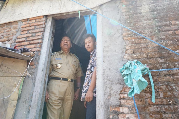 Wali Kota Magelang, Sigit Widyonindito (kiri), saat meninjau rumah warganya yang rusak karena faktor usia di Kelurahan Rejowinangun Utara, Kecamatan Magelang Tengah, Kota Magelang, Jateng, Senin (15/4). (Foto: Pemkot Magelang)