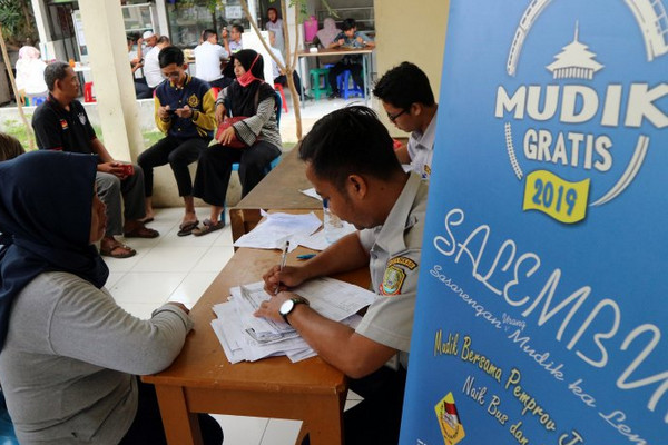 Warga mendaftar Program Mudik Lebaran Gratis 2019 yang digelar Dishub Jabar di Gedung Dishub Kota Bekasi, Jabar, Selasa (26/3). (Foto: Antara Foto/Andi Firdaus)