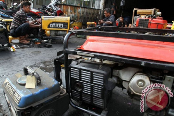 Pekerja memperbaiki genset di salah satu toko penjualan dan perbaikan peralatan mesin listrik di Pekanbaru, Riau, 6 November 2015. (Foto: Antara Foto/Rony Muharrman)