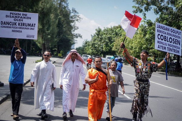 Warga mengadakan aksi damai menolak golput di kawasan Manahan, Kota Surakarta, Jateng, Senin (15/4). (Foto: Antara Foto/Mohammad Ayudha)