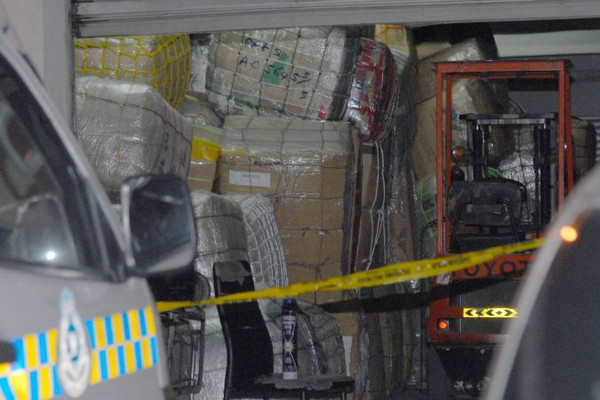 Garis pembatas Polisi Diraja Malaysia (PDRM) membentang di sebuah toko yang memuat surat suara yang telah tercoblos dan tersimpan dalam kardus di Taman Kajang Utama, Kajang, Selangor, Jumat (12/4) waktu setempat. (Foto: Antara Foto/Rafiuddin Abdul Rahman)