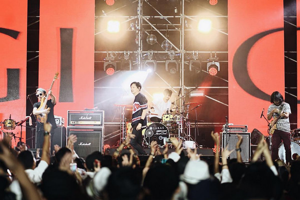 Kelompok musik Gigi saat konser di Tennis Indor Senayan, Jakarta, 15 Desember 2018. (Foto: Instagram/@gigibandofficial)