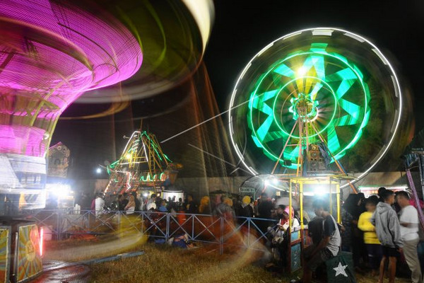Warga mengunjungi wahana permainan di Pasar Dandangan, Kabupaten Kudus, Jateng, 15 Mei 2018. (Foto: Antara Foto/Yusuf Nugroho)