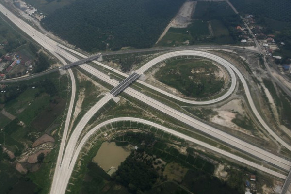 Tampak udara jalan tol trans Sumatera sesi ruas Bakauheni-Terbanggi Besar, Sabtu (9/3). (Foto: Antara Foto/Wahyu Putro)