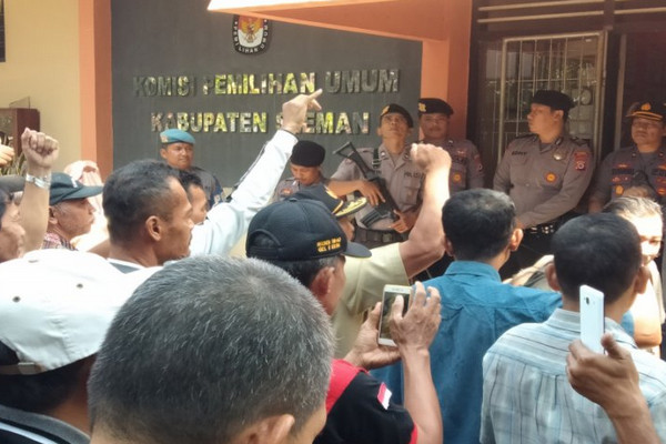 Seratusan anggota KPPS se-Sleman mendatangi kantor KPU untuk menuntut haknya, Kabupaten Sleman, DIY, Senin (22/4). (Foto: Antara/Victorianus Sat Pranyoto)