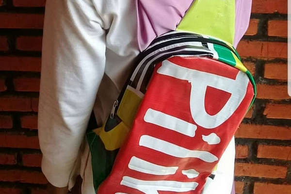 Seorang peserta memamerkan karyanya berupa tas hasil daur ulang APK Pemilu 2019. (Foto: Instagram/@ganjar_pranowo)