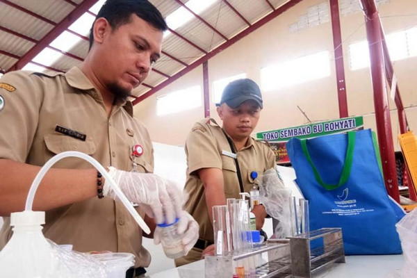 Tim Jejaring Keamanan Pangan Terpadu DKPP Purbalingga menguji sejumlah sampel makanan yang diduga mengandung zat pewarna tekstil dan boraks di Pasar Tobong, Kabupaten Purbalingga, Jateng, Senin (22/4). (Foto: Pemkab Purbalingga)