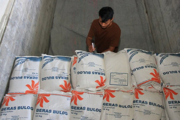 Pekerja mendata jumlah karung beras untuk Program Rastra di gudang Perum Bulog Subdivre Meulaboh, Aceh Barat, Aceh, Selasa (29/1). (Foto: Antara Foto/Syifa Yulinnas)