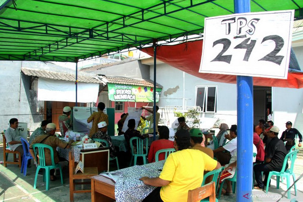 Anggota KPPS menghitung perolehan suara Pemilu 2019 susulan disaksikan sejumlah saksi di TPS 242, Pondok Ungu Permai, Bekasi, Jabar, Minggu (21/4). (Foto: Antara Foto/Risky Andrianto)