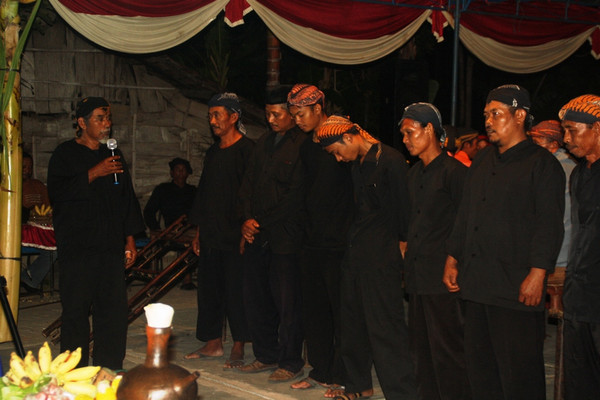 Penghayat Samin melaksanakan tradisi Suran dalam menyambut bulan Sura di Dukuh Karangpace, Desa Klopoduwur, Kecamatan Banjarejo, Kabupaten Blora, Jateng, 29 Oktober 2015. (Foto: Info Blora/RS)