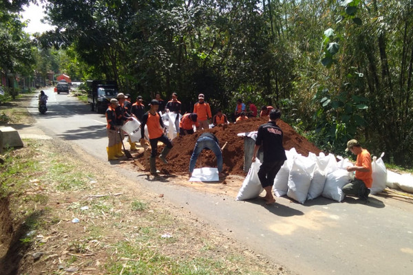 Ilustrasi perbaikan jalan. (Foto: Pemkab Karanganyar)