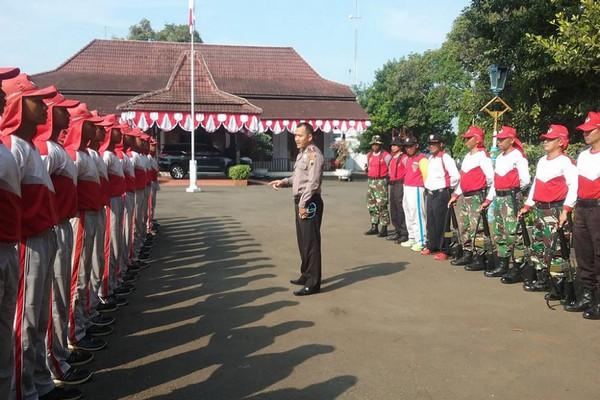 Pimpinan Tim Saber Pungli sekaligus Wakapolres Batang, Kompol Heru Eko Wibowo (tengah). (Foto: Pemkab Batang)