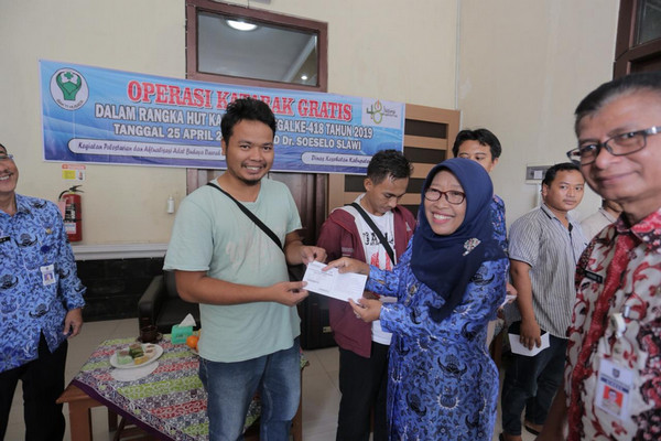 Bupati Tegal, Umi Azizah (tengah), secara simbolis memberikan bantuan kepada warganya sela operasi katarak di RSUD dr. Soeselo, Kecamatan Slawi, Kabupaten Tegal, Jateng, Kamis (25/4). (Foto: Pemkab Tegal)