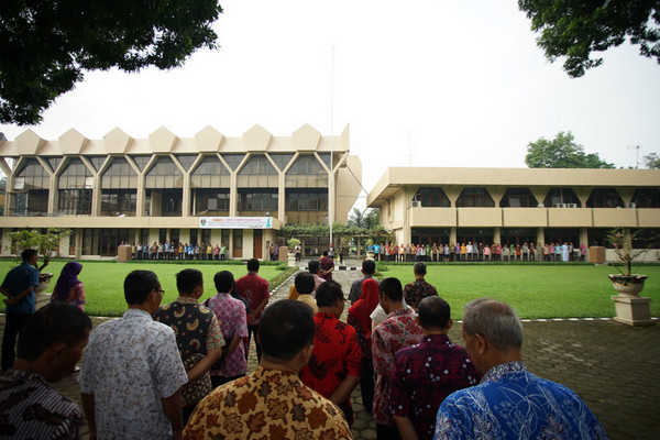 ANS Pemkot Magelang menggunakan batik saat Upacara Peringatan Otda ke-23 di halaman belakang Kantor Pemkot Magelang, Jateng, Kamis (25/4). (Foto: Pemkot Magelang)