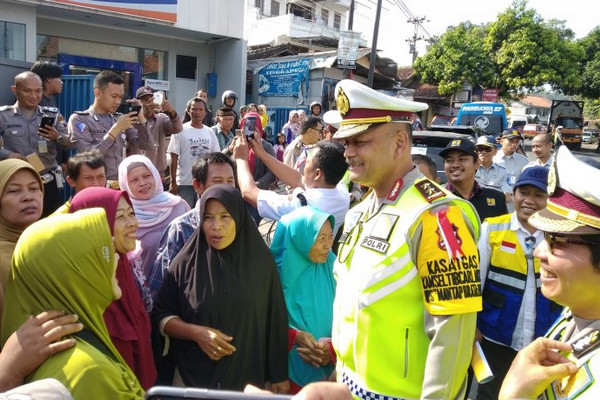 Kakorlantas Polri, Irjen Refdi Andri (tengah), berdialog dengan ibu-ibu kala meninjau arus lalu lintas di depan Pasar Linggapura, Kecamatan, Tonjong, Kabupaten Brebes, Jateng, Jumat (26/4). (Foto: Antara Foto/Anita Permata Dewi)