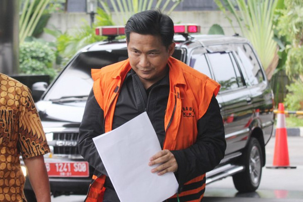 Tersangka kasus dugaan suap distribusi pupuk, Bowo Sidik Pangarso, sebelum menjalani pemeriksaan di Gedung Merah-Putih, Jakarta, Jumat (5/4). (Foto: Antara Foto/Reno Esnir)