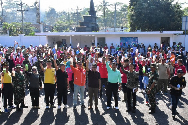 Para peserta memamerkan tumbler saat perayaan Hari Bumi di Kota Salatiga, Jateng, Jumat (26/4). (Foto: Pemkot Salatiga)