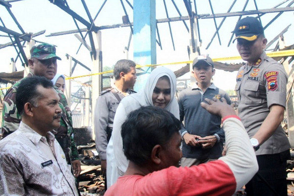 Bupati Kendal, Mirna Annisa (kerudung putih), saat meninjau Pasar Magangan di Desa Jatirejo, Kecamatan Ngampel, usai kebakaran, Jumat (26/4). (Foto: Pemkab Kendal)