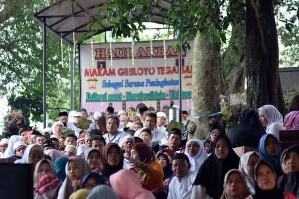 Warga mengikuti haul di Makam Giriloyo, Kota Semarang, Jateng, Minggu (28/4). (Foto: Sindonews/Ahmad Antoni)