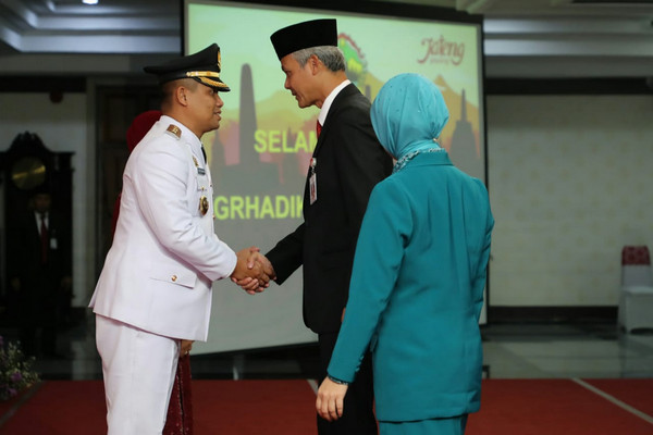 Gubernur Jateng, Ganjar Pranowo (tengah), menyalami Wabup Kebumen, Arif Sugianto, sela pelantikan di Gedung Gradhika Bakti Praja, Kota Semarang, Jateng, Senin (29/4). (Foto: Twitter/@humasjateng)