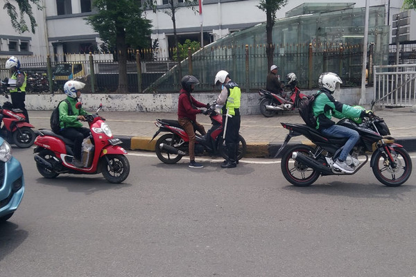 Petugas menindak pengendara yang melanggar peraturan lalu lintas. (Foto: Twitter/@TMCPoldaMetro)