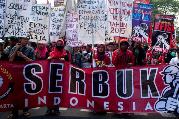 Sejumlah buruh, mahasiswa, dan aktivis yang tergabung dalam Aliansi Rakyat untuk Satu Mei (Arus) menggelar aksi damai saat peringatan Hari Buruh Internasional di Jalan Malioboro, Yogyakarta, 1 Mei 2018. (Foto: Antara Foto/Andreas Fitri Atmoko)