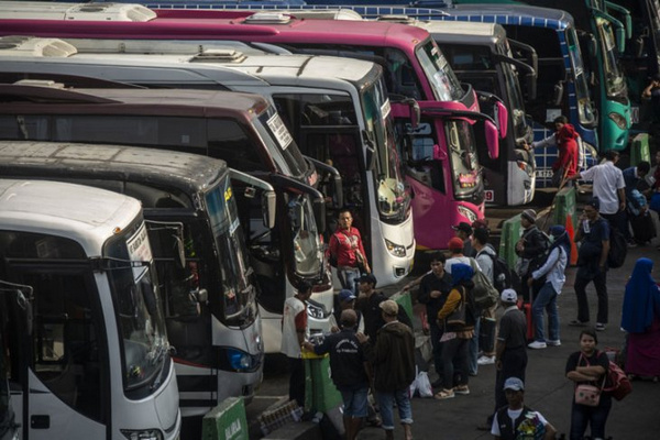 Sejumlah calon pemudik beraktivitas di depan bus di Terminal Kampung Rambutan, Jakarta, 13 Juni 2018. (Foto: Antara Foto/Aprillio Akbar)