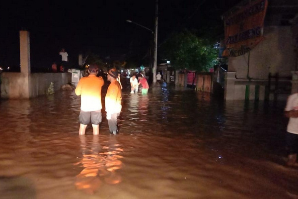 Permukiman Kampung Sawah Besar di Kelurahan Kaligawe, Kecamatan Gayamsari, Kota Semarang, Jateng, terendam banjir, Senin (29/4) malam. (Foto: Instagram/@bpbdkotasemarang)