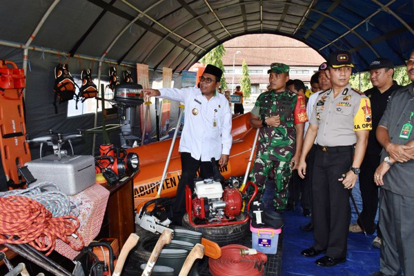 Bupati Pekalongan, Asip Kholbihi (kiri), meninjau perangkat kesiapsiagaan bencana yang dimiliki Pemerintah Kabupaten Pekalongan, Jateng. (Foto: Pemkab Pekalongan)