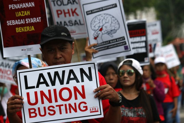 Sejumlah elemen pekerja berunjuk rasa sela peringatan Hari Buruh di Kota Surabaya, Jatim, Rabu (1/5). (Foto: Antara Foto/Didik Suhartono)
