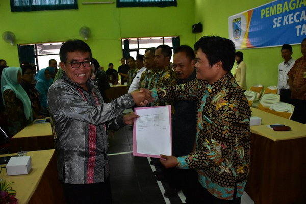 Wakil Wali Kota Salatiga, Muh. Haris (kiri), secara simbolis memberikan insentif kepada perwakilan RT/RW di Kecamatan Tingkir, Kota Salatiga, Jateng, Selasa (30/4). (Foto: Pemkot Salatiga)